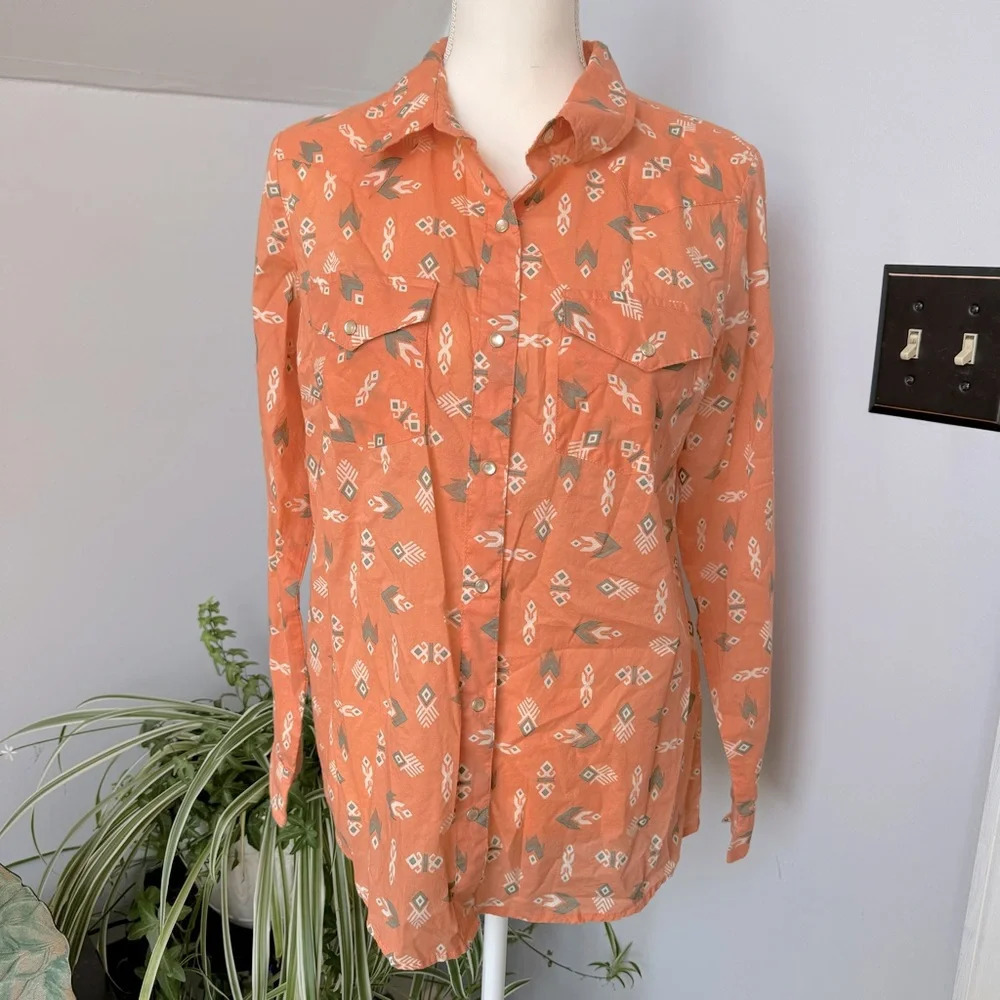 Wrangler Women’s Western Casual Shirt w/‎ Pearl Snaps Peach Aztec Print Medium